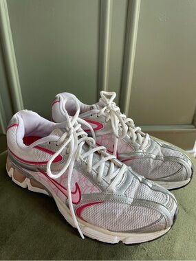 Nike White Pink Running Shoes Women’s 8.5 Athletic Sneakers Trainers